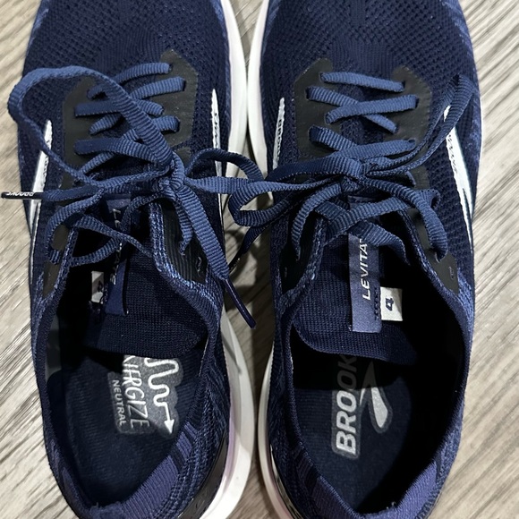 Men's Brooks running shoes. Size 10.5, medium width. - Picture 4 of 5